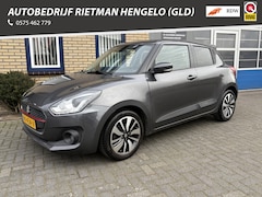 Suzuki Swift - 82KW 1.0 Stijl Smart Hybr CARPLAY-CAMERA-TREKHAAK -NAVI-NAP