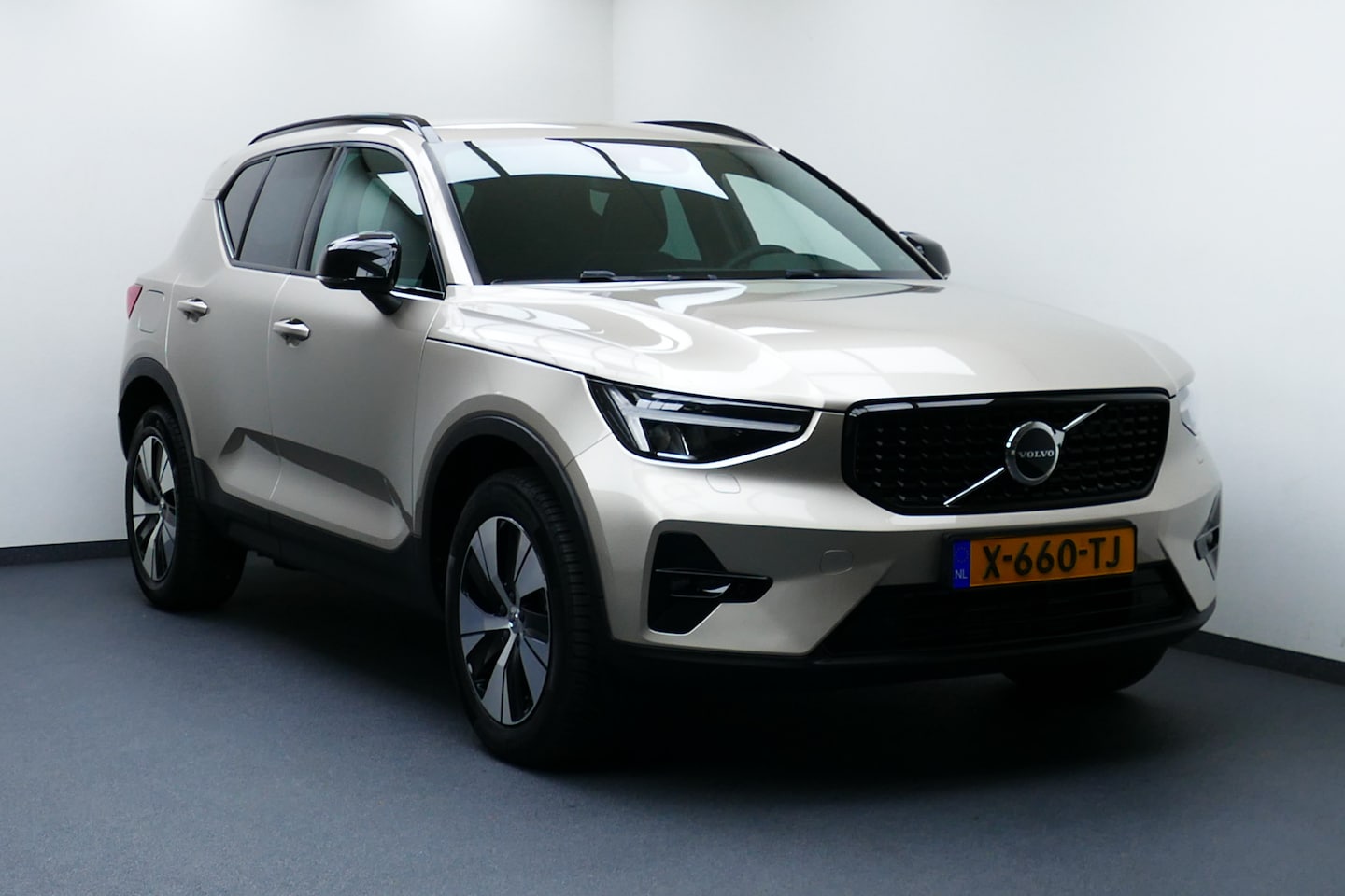 Volvo XC40 - 1.5 T5 Plug-in hybrid Ultimate Bright Bj2023 19.000km. Haak 1800kg - AutoWereld.nl
