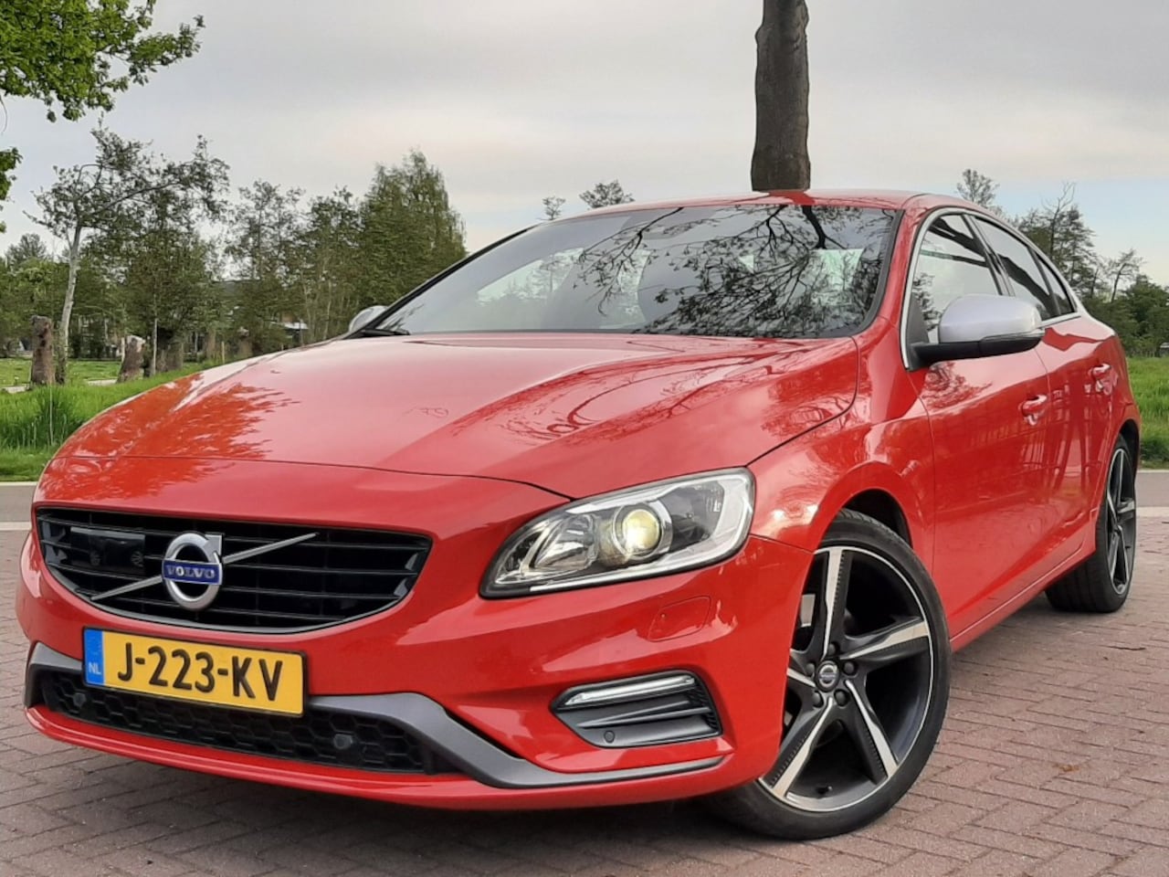 Volvo S60 - 2.0 T6 AWD R-design 225KW 306PK Airco Cruise-Control Half-Leder Navigatie Bluetooth - AutoWereld.nl