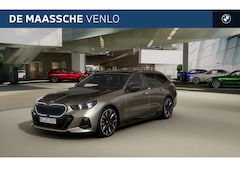 BMW 5-serie Touring - 530e M Sport Automaat / Panoramadak / Trekhaak / Bowers & Wilkins / Parking Assistant Plus