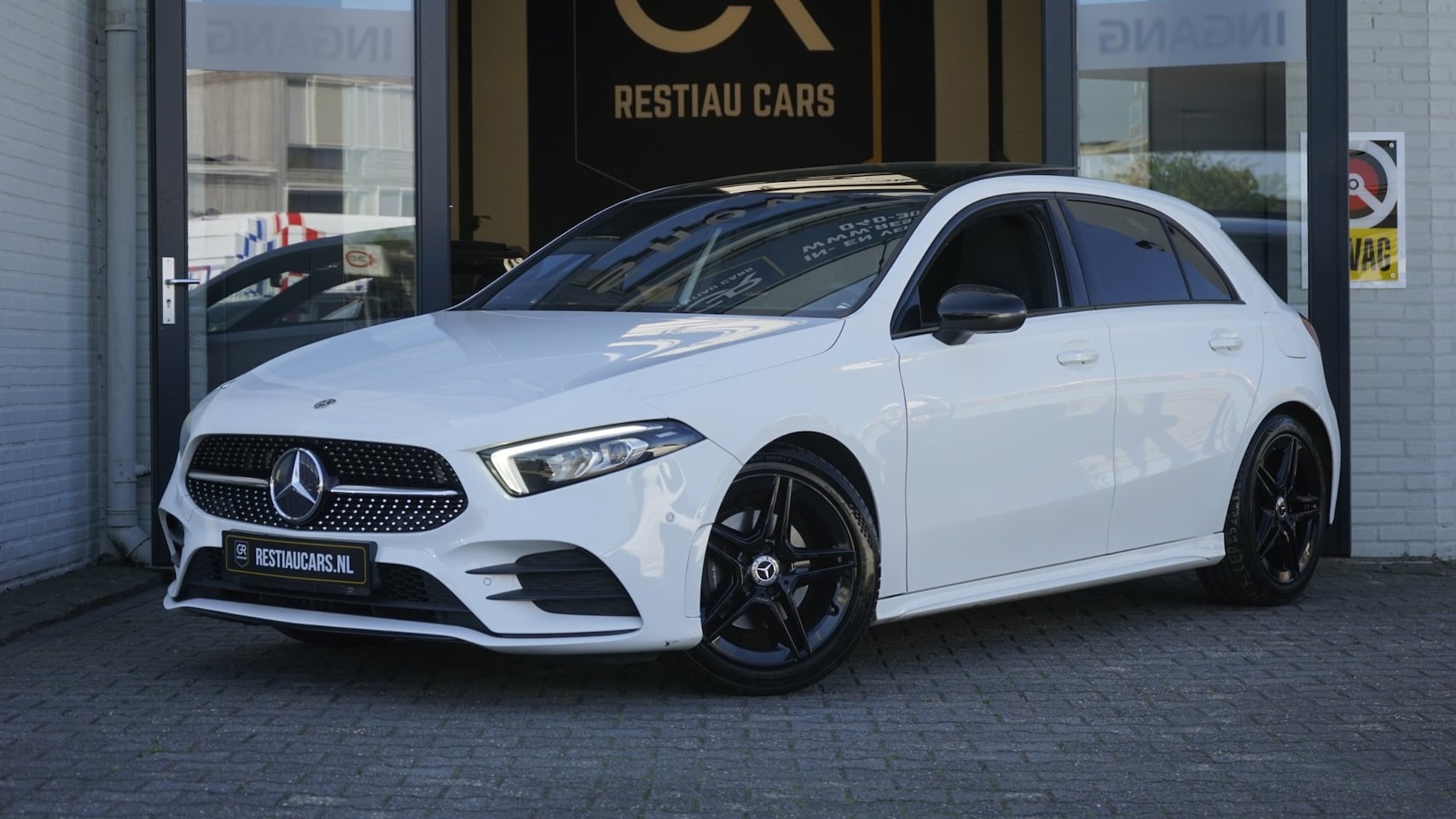 Mercedes-Benz A-klasse - 200 AMG AUTOMAAT-CLIMA-CRUISE-MBUX-NAVIGATIE-PANORAMA-STOELVERWARMING - AutoWereld.nl
