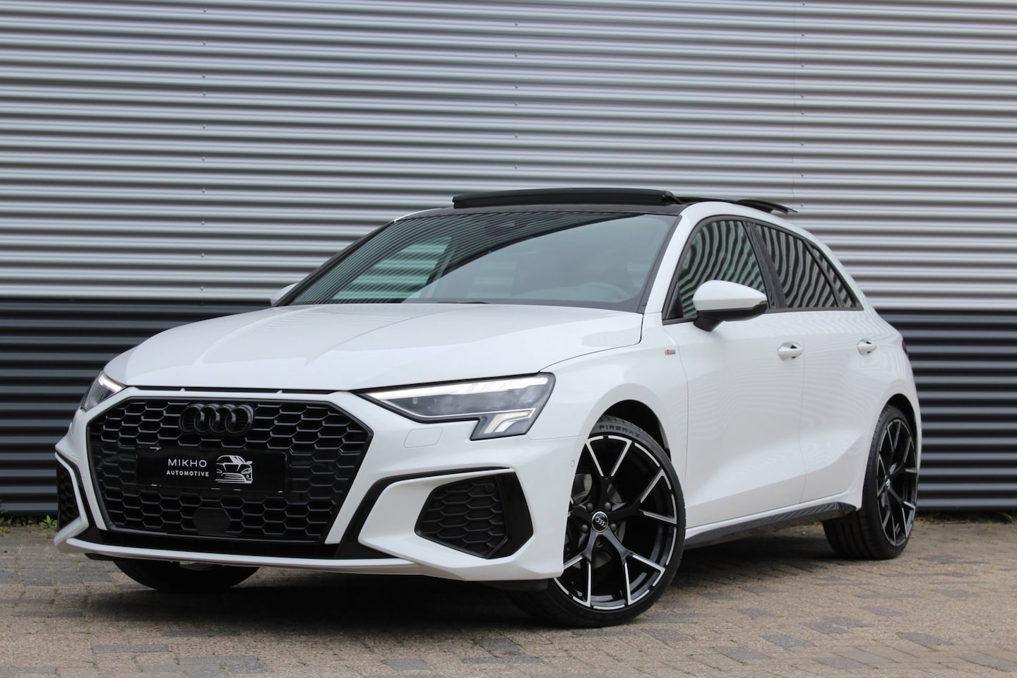 Audi A3 Sportback - 35 TFSI S-Line | Panoramadak | Sfeerverlichting | Black optik | Apple carplay | Stoelverwa - AutoWereld.nl