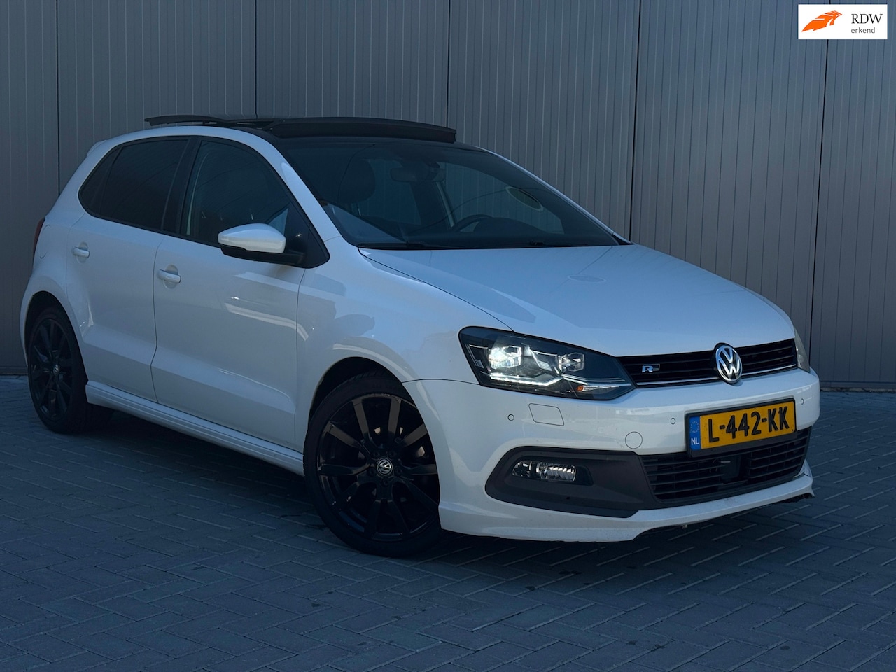 Volkswagen Polo - 1.4 TDI R-Line DSG PANO - AutoWereld.nl