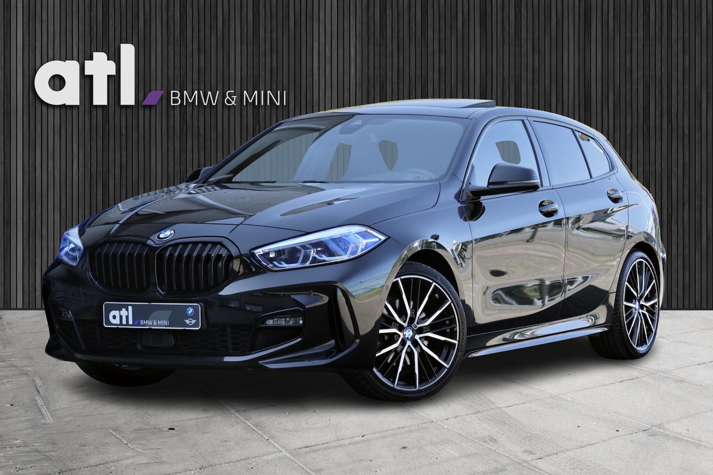 BMW 1-serie - 118i M-Pakket | Pano | HUD | Harman Kardon | Adap Cruise | LED | Elektr. Stoel Mem | Keyle - AutoWereld.nl
