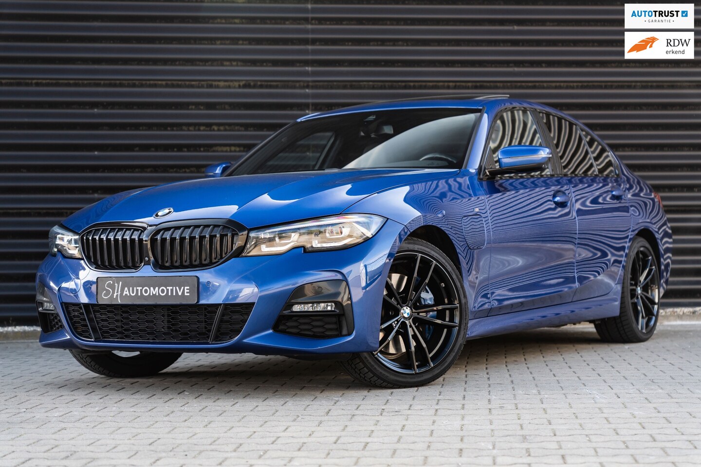 BMW 3-serie - 330e High Executive M Sport / PANO / CARPLAY / 360 CAMERA / TREKHAAK - AutoWereld.nl
