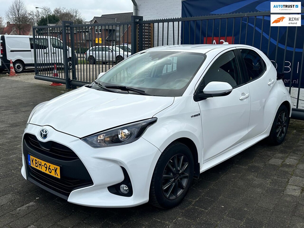 Toyota Yaris - 1.5 Hybrid 115 Comfort / NAVIGATIE / CAMERA / STOELVERWARMING / LANE ASSIST - AutoWereld.nl