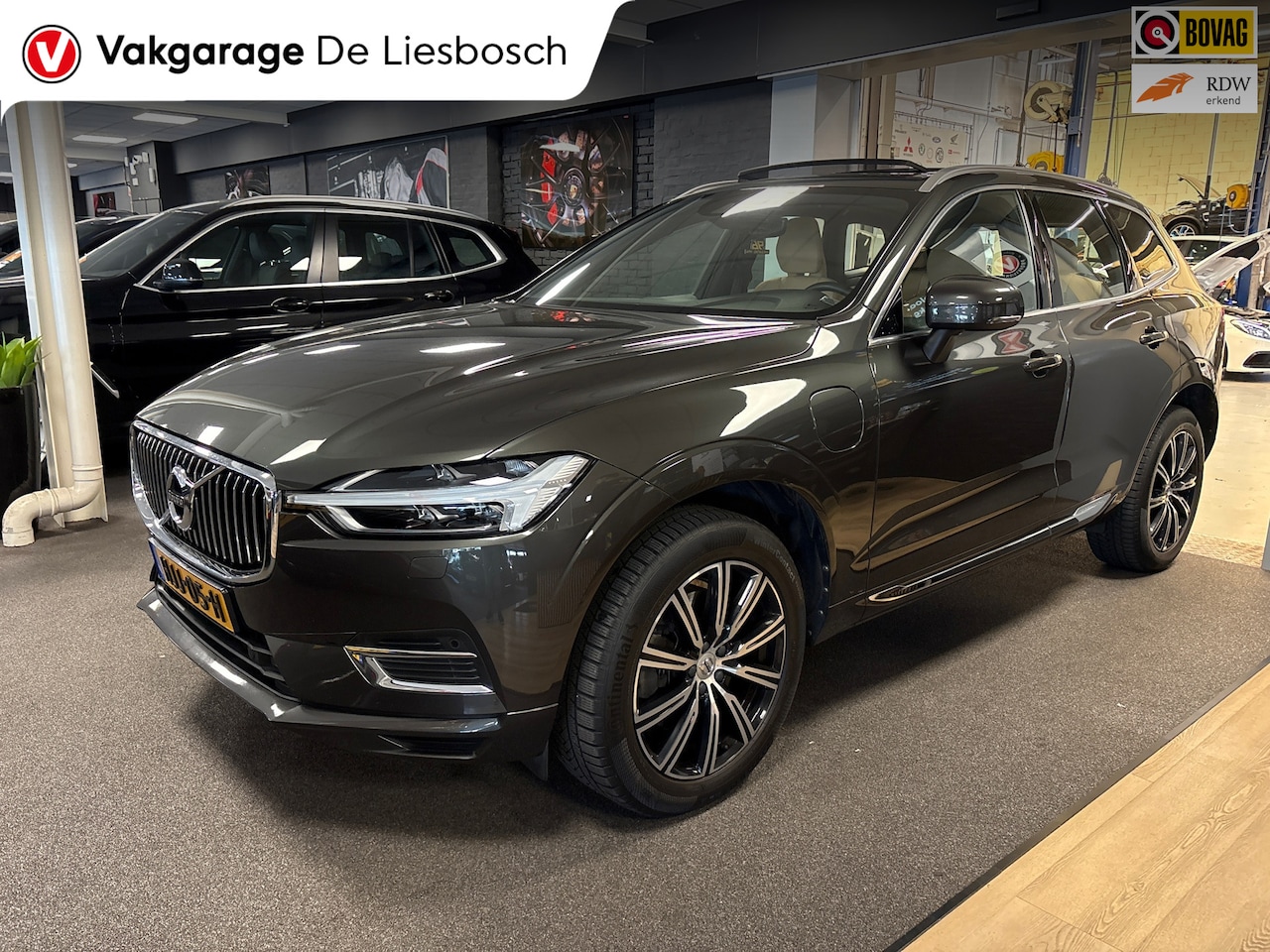 Volvo XC60 - 2.0 T8 Twin Engine AWD Momentum Pro/inscription/pano/trekhaak/leder/apple - AutoWereld.nl