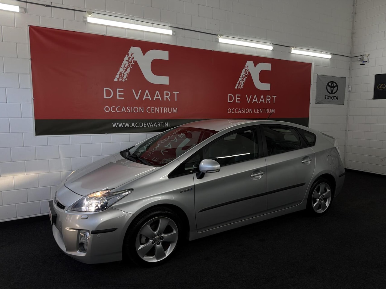 Toyota Prius - 1.8 Executive - ADAPTIVE/NAVI/LEER/CAMERA/NAP - AutoWereld.nl