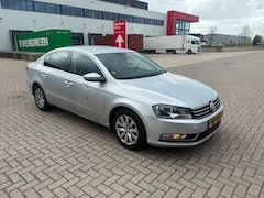 Volkswagen Passat - 2.0 TDI Highline BlueMotion CLIMA SEDAN GRIJS 2014