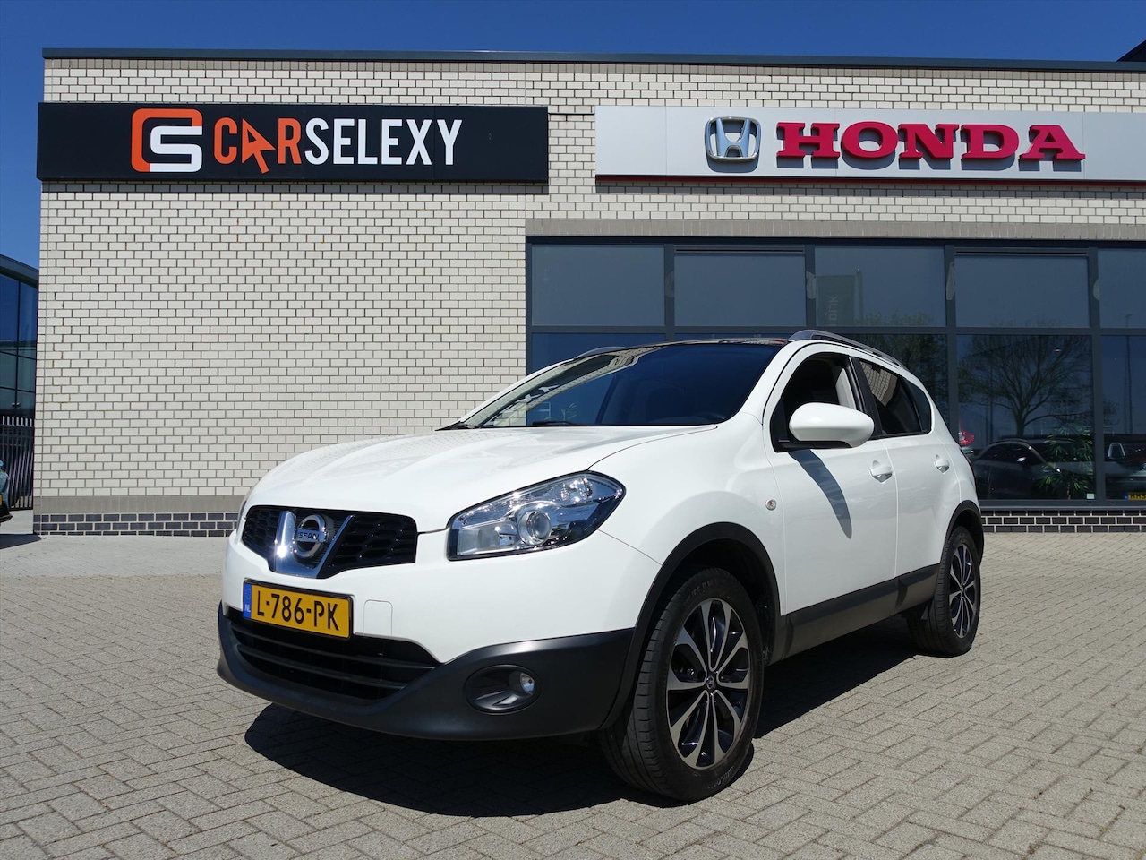 Nissan Qashqai - 1.6 2WD Connect Edition Navi Panodak Trekhaak - AutoWereld.nl