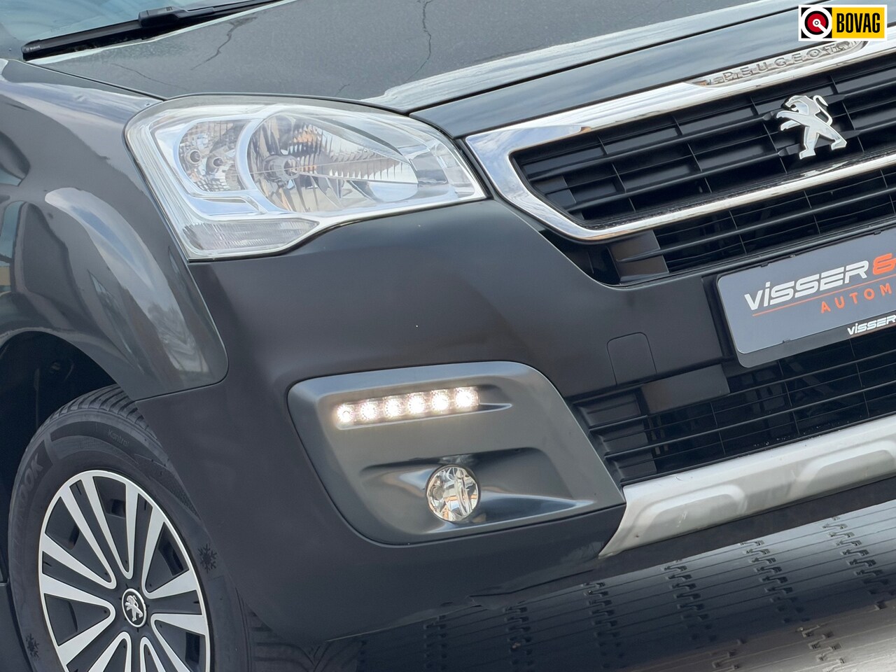 Peugeot Partner Tepee - 1.2 PureTech 110pk Outdoor | Gris Shark | GripControl/Nav/Camera/Clima - AutoWereld.nl