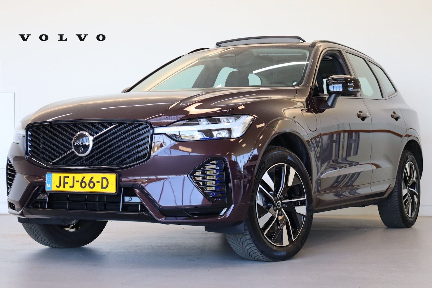 Volvo XC60 - T6 350PK Plus Dark | Premium Pack | Pano-dak | 360° | HUD | Trekhaak | All season - AutoWereld.nl