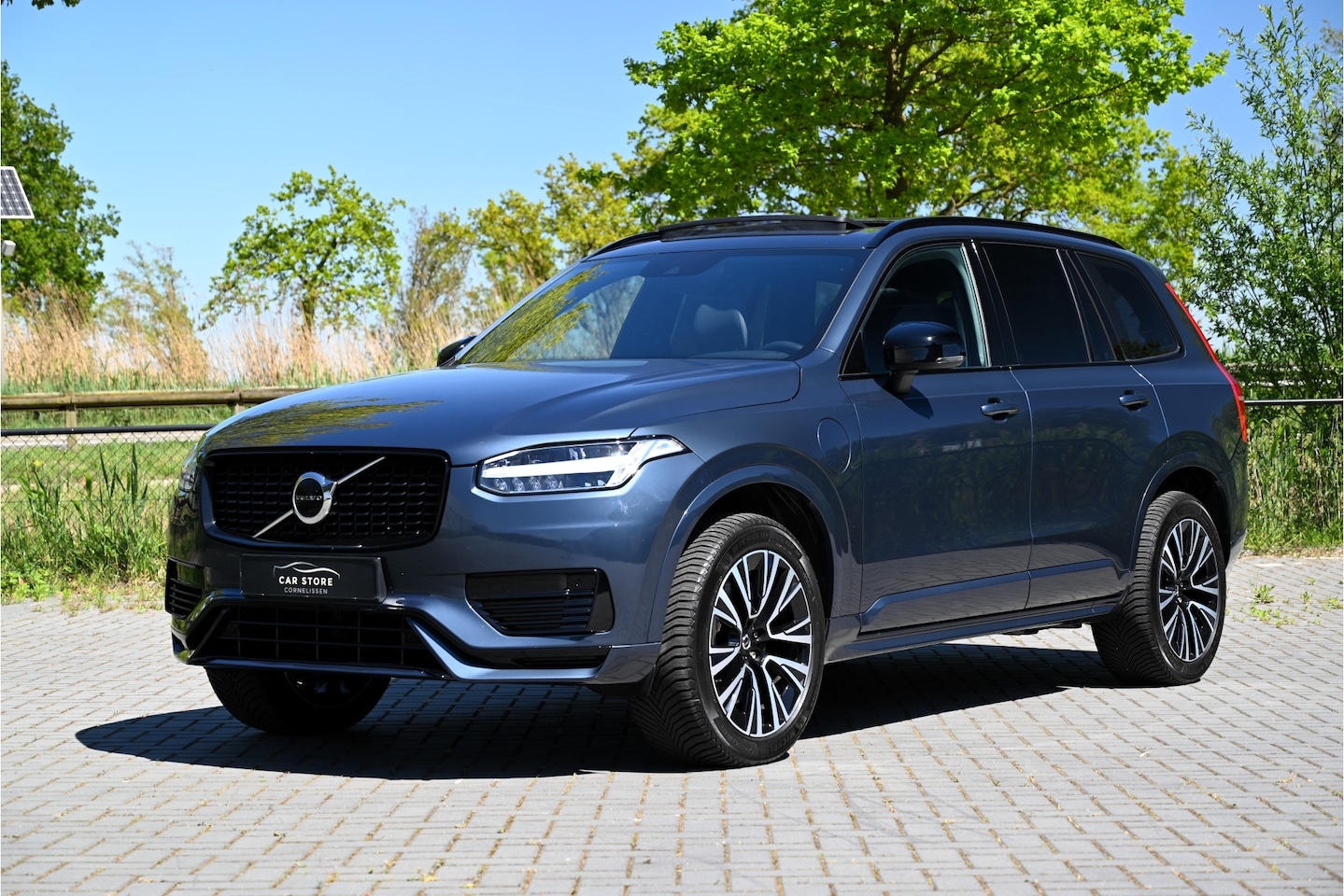 Volvo XC90 - 2.0 T8 Recharge AWD R-DESIGN / PANO / LEDER / MEMORY / TREKHAAK / LED / DENIM BLUE / ULTIM - AutoWereld.nl