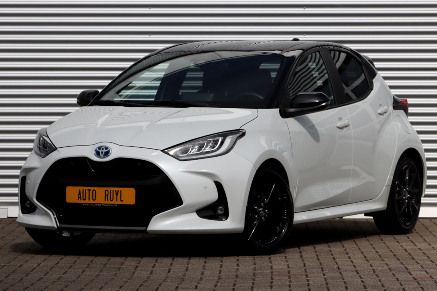 Toyota Yaris - 1.5 Hybrid Executive Bi-Tone JBL / HUD - AutoWereld.nl