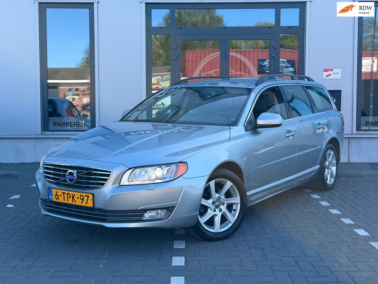 Volvo V70 - 1.6 T4 Nordic+|Leer|Trekhaak|xenon|Navi|PDC|NAP - AutoWereld.nl