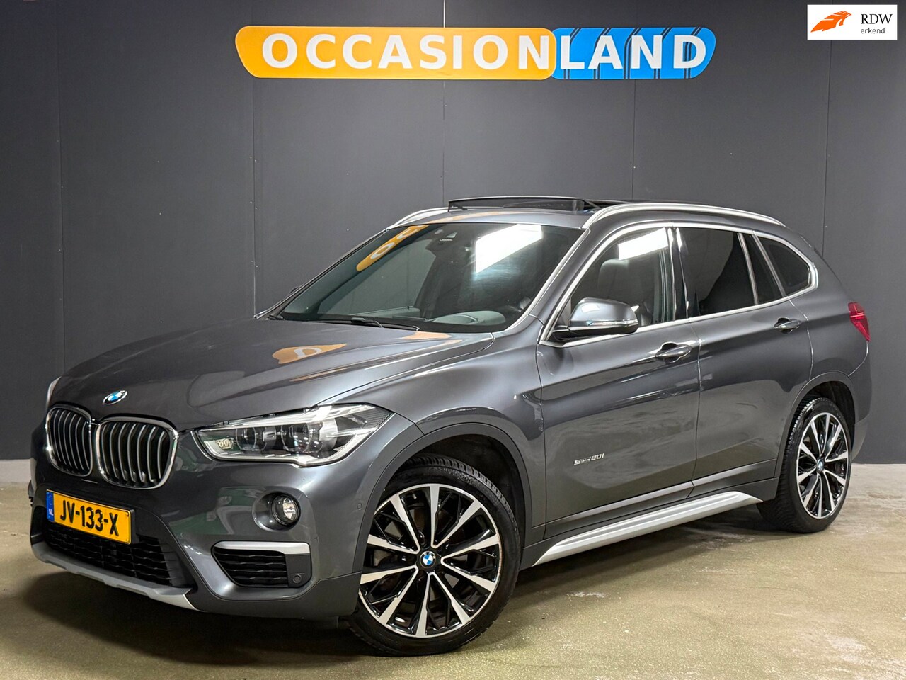 BMW X1 - SDrive20i Centennial High Executive|PANO|PDC|KEYLESS|HUD|STOELV|LEDER|SFEER|CRUISE|TREKHAA - AutoWereld.nl