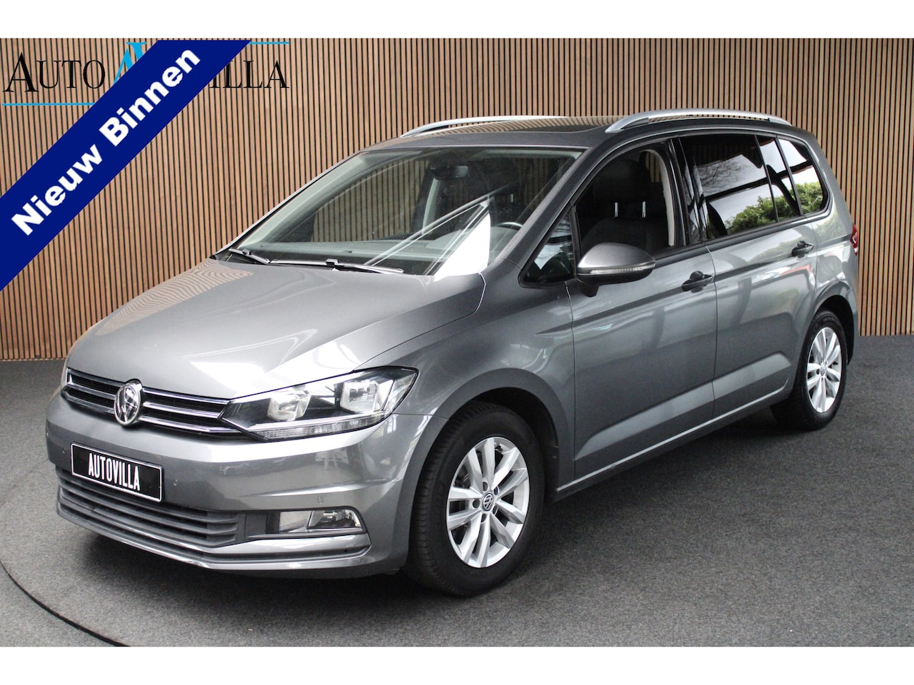 Volkswagen Touran - 1.2 TSI Connected Series Panorama Dak - Trekhaak Electrice - Navigatie - AutoWereld.nl