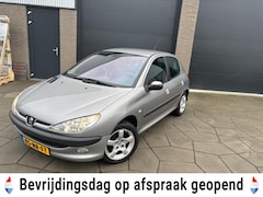 Peugeot 206 - 1.4-16V Gentry Premium|Airco| 5 Drs|AUX/USB|verstralers voor|All-Season