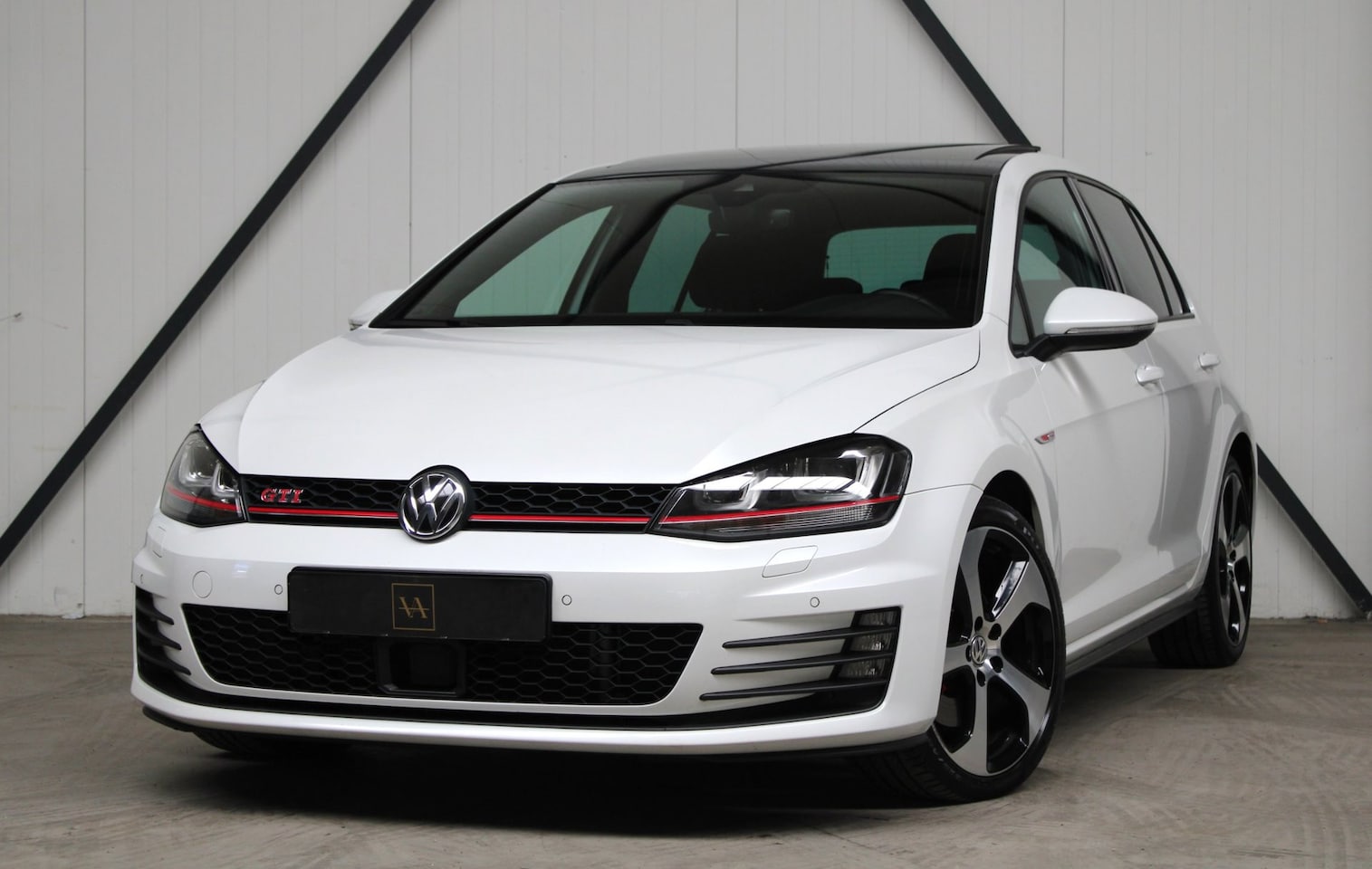 Volkswagen Golf - 2.0 TSI GTI l Panoramadak l Dynaudio l Camera l Standkachel - AutoWereld.nl