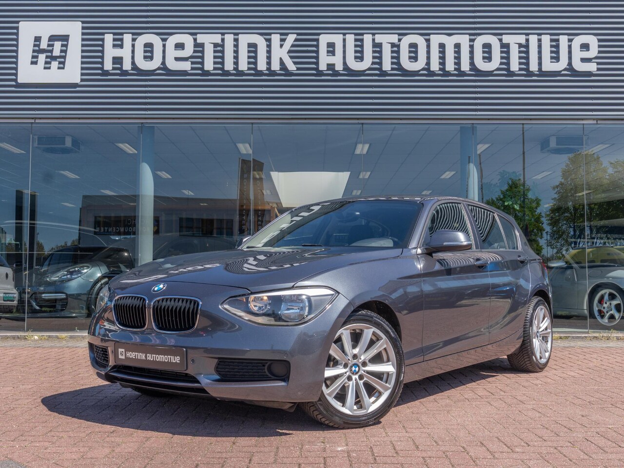 BMW 1-serie - 116i High Executive | Automaat | Cruise Control | Stoelverwarming | Afn trekhaak - AutoWereld.nl