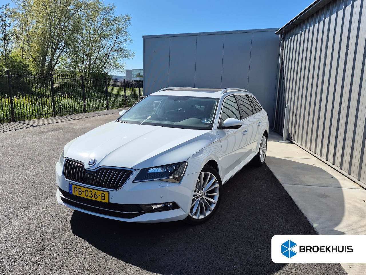 Skoda Superb Combi - 1.4 TSI ACT Style Business 150PK DSG/AUTO | Glazen panorma-dak | Trekhaak | Navigatie | St - AutoWereld.nl