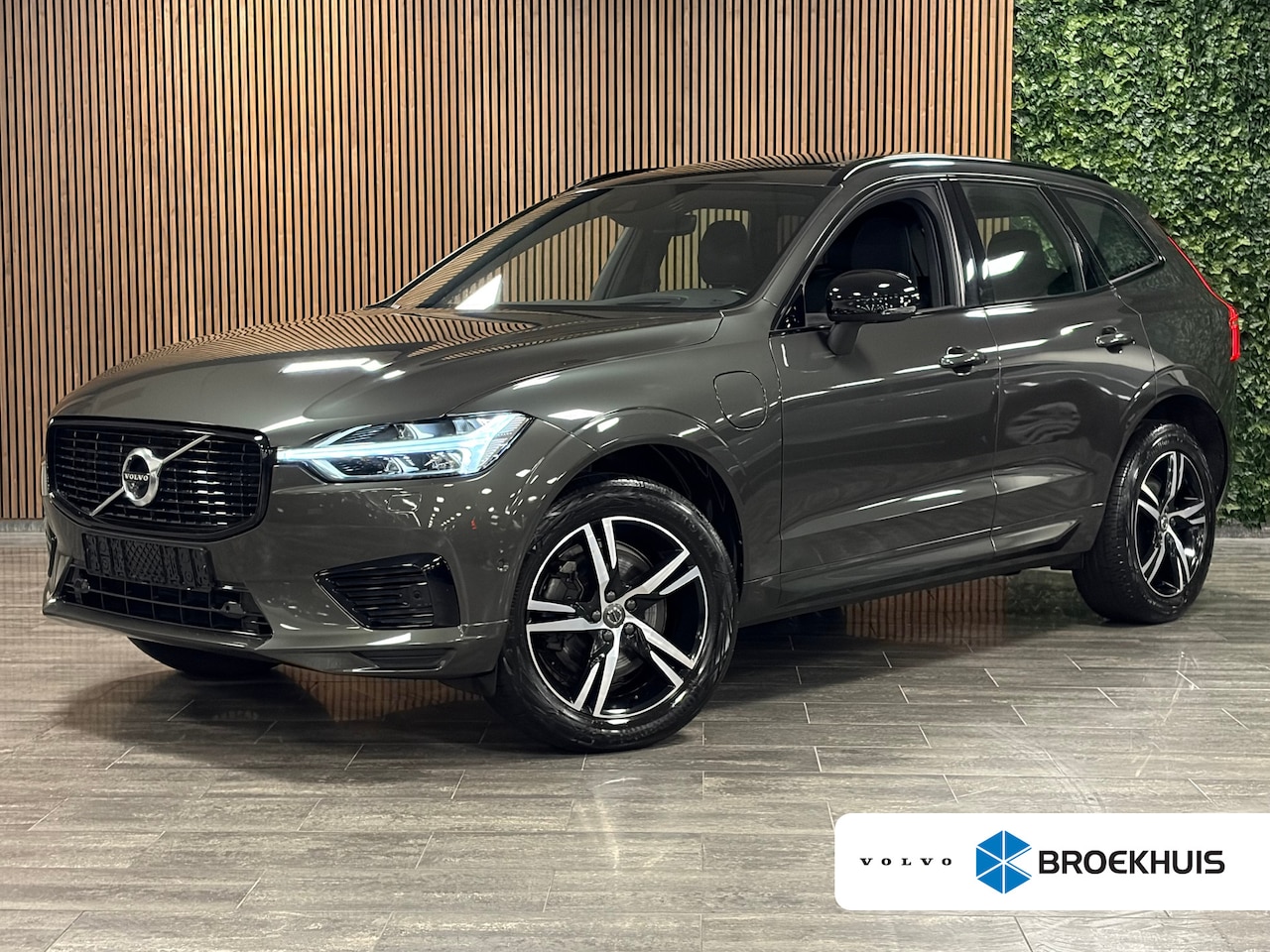Volvo XC60 - T6 AWD Recharge R-Design | Pine Grey! | Trekhaak | 360° Camera | Head-Up Display | Harman - AutoWereld.nl