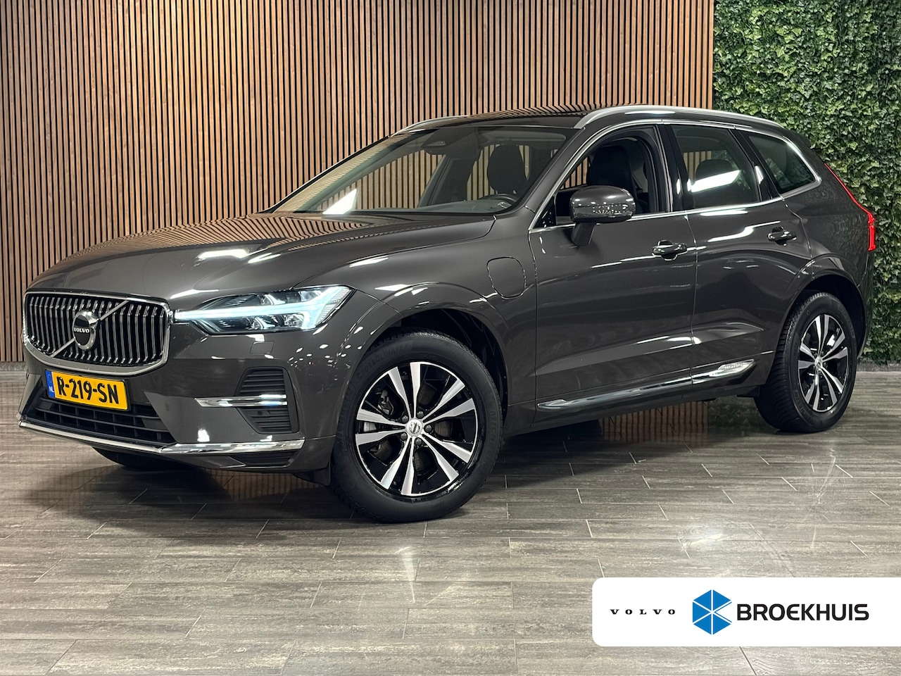 Volvo XC60 - T6 AWD Recharge Long Range | Trekhaak | All Season banden | Adaptieve Cruise Control | Sch - AutoWereld.nl