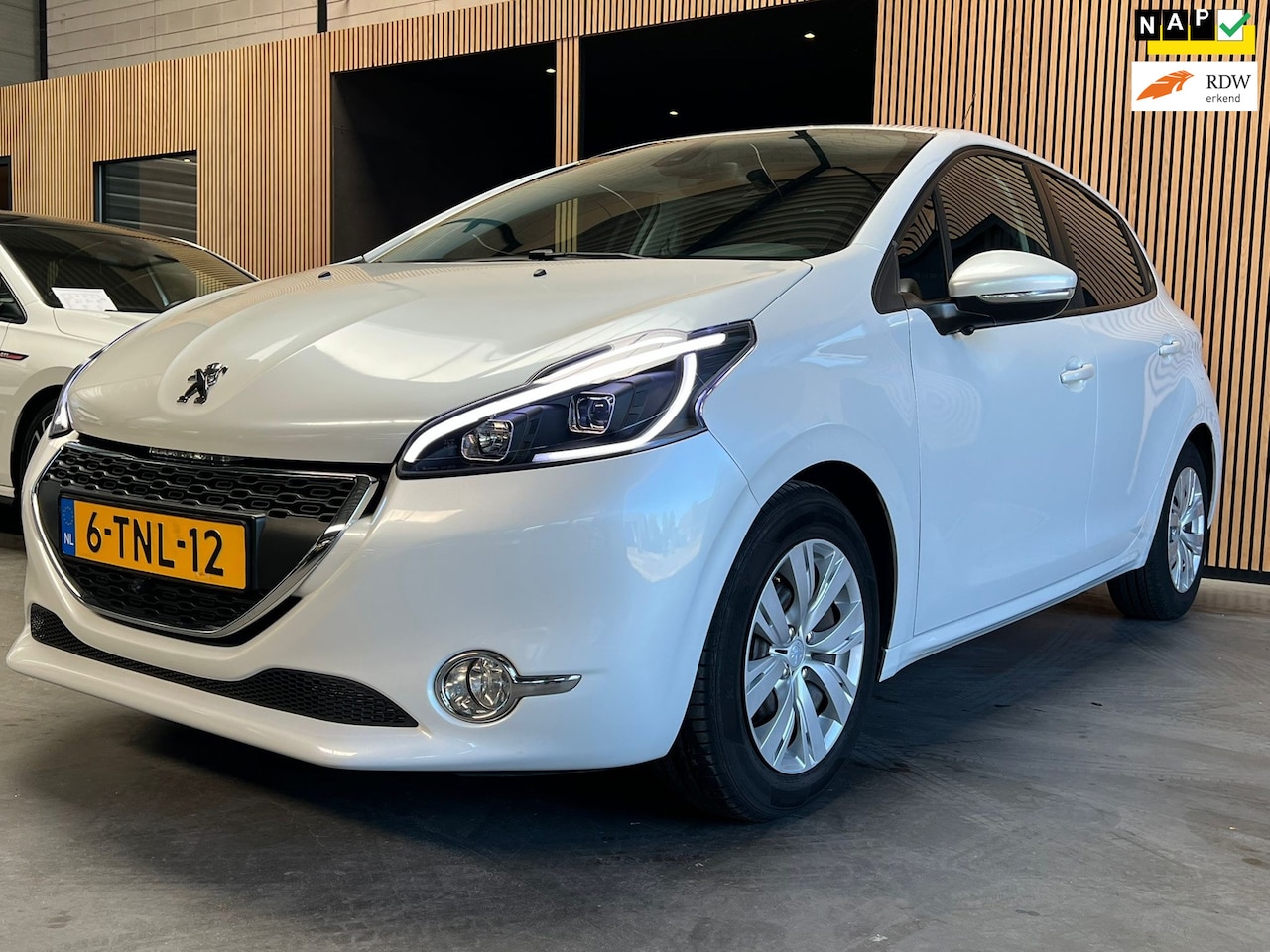 Peugeot 208 - 1.2 e-VTi Envy Automaat|Camera|Cruise| - AutoWereld.nl