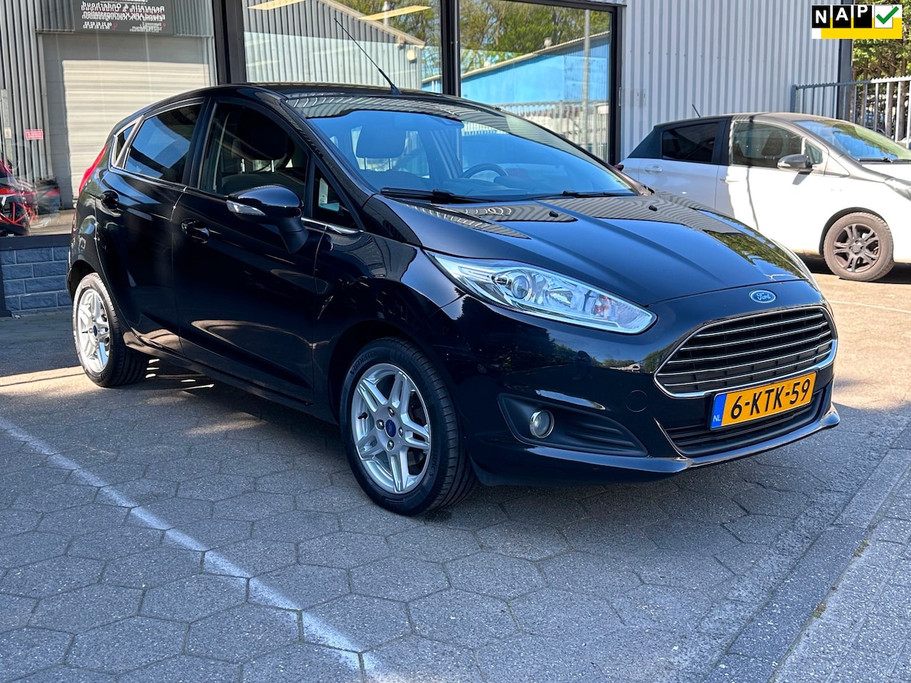 Ford Fiesta - 1.0 EcoBoost Titanium/Airco/ navigatie/ trekhaak/ - AutoWereld.nl
