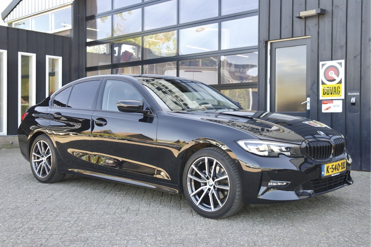 BMW 3-serie - 320i High Executive | Head-Up | Dealer Onderhouden | Carplay | Leder - AutoWereld.nl