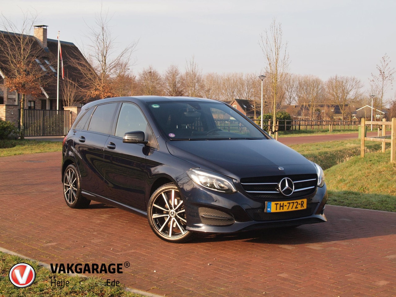 Mercedes-Benz B-klasse - 180 Ambition LED | Automaat | Sports Tourer | Night-pakket | Zwarte hemel bekleding - AutoWereld.nl