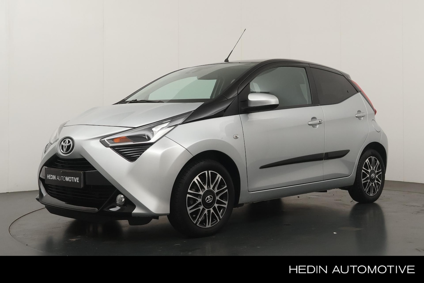 Toyota Aygo - 1.0 VVT-i x-clusiv Automaat | Steunhaak | Parkeer Camera | Climate Controle | Keyless | Ap - AutoWereld.nl