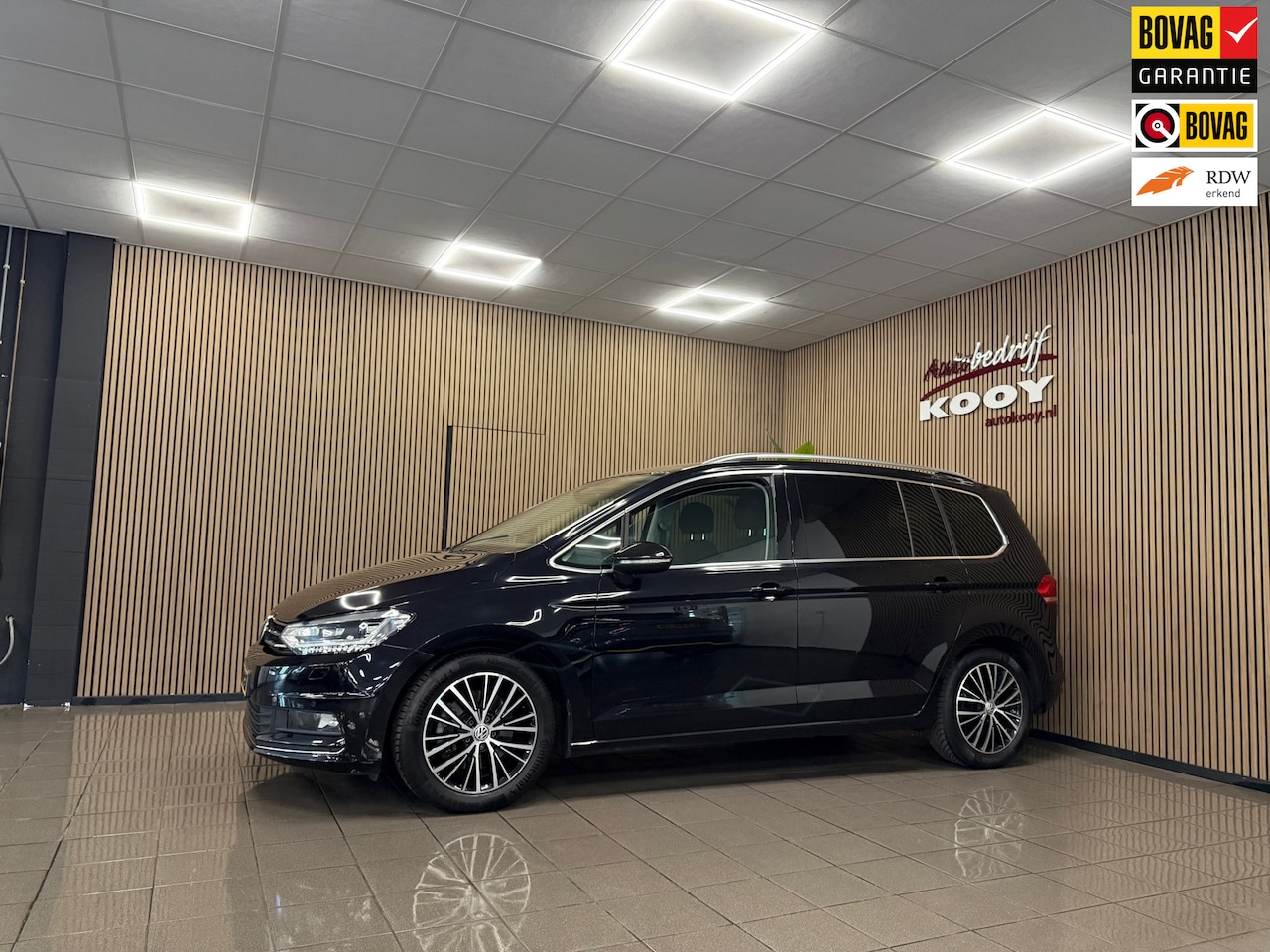 Volkswagen Touran - 2.0 TDI SCR Highline 7p * 7 Persoons / Navigatie / Camera / Stoelverwarming * - AutoWereld.nl