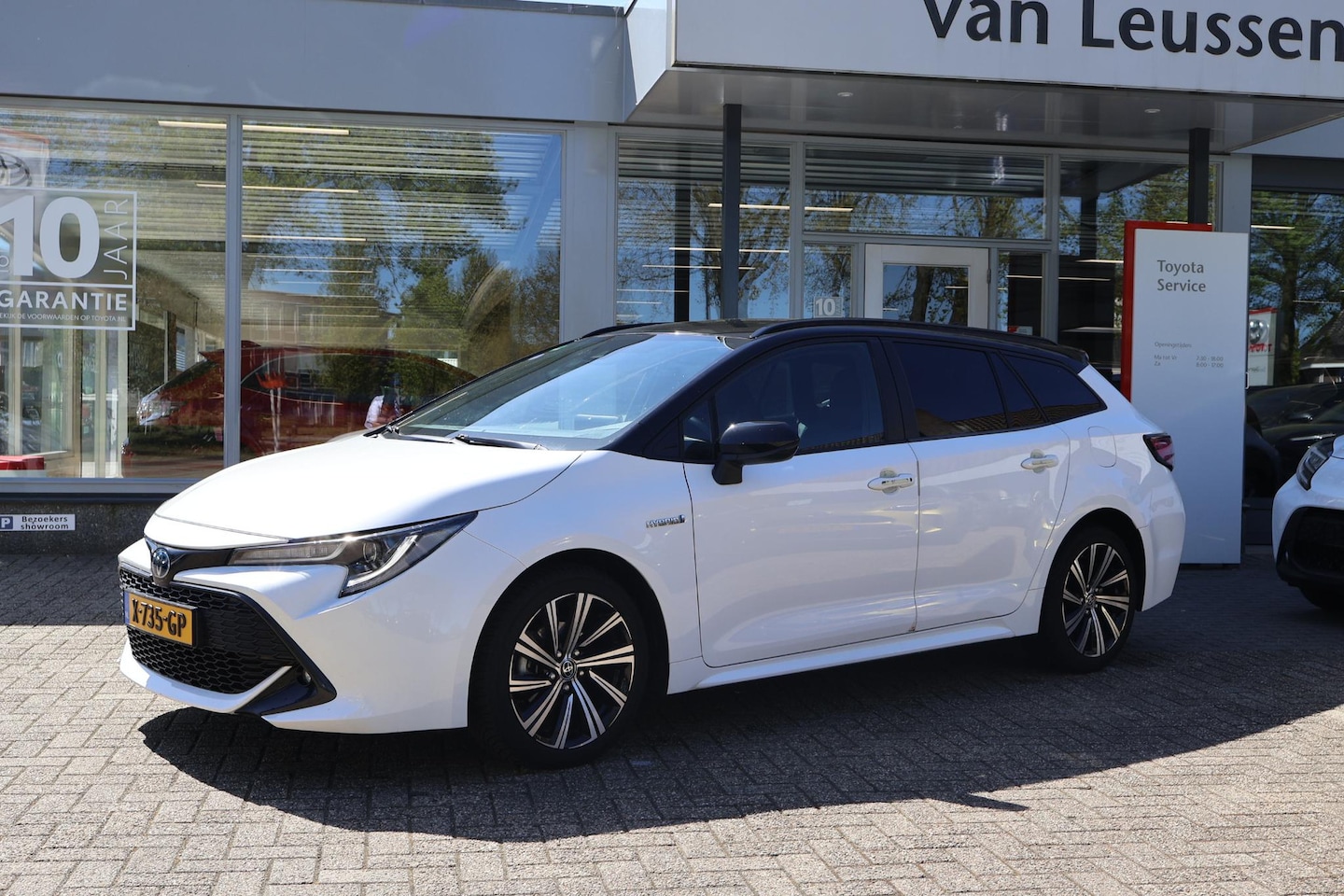 Toyota Corolla Touring Sports - 1.8 HYBRID STYLE BI-TONE ELEKTRISCHE ACHTERKLEP - AutoWereld.nl