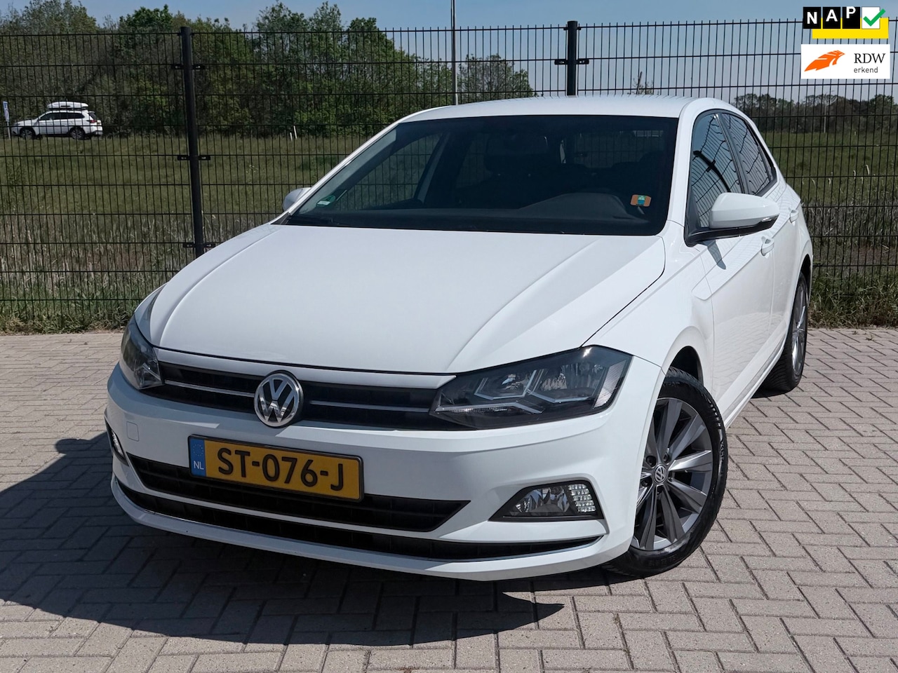 Volkswagen Polo - 1.0 TSI Highline | Camera | PDC | Carplay | Half-leder - AutoWereld.nl