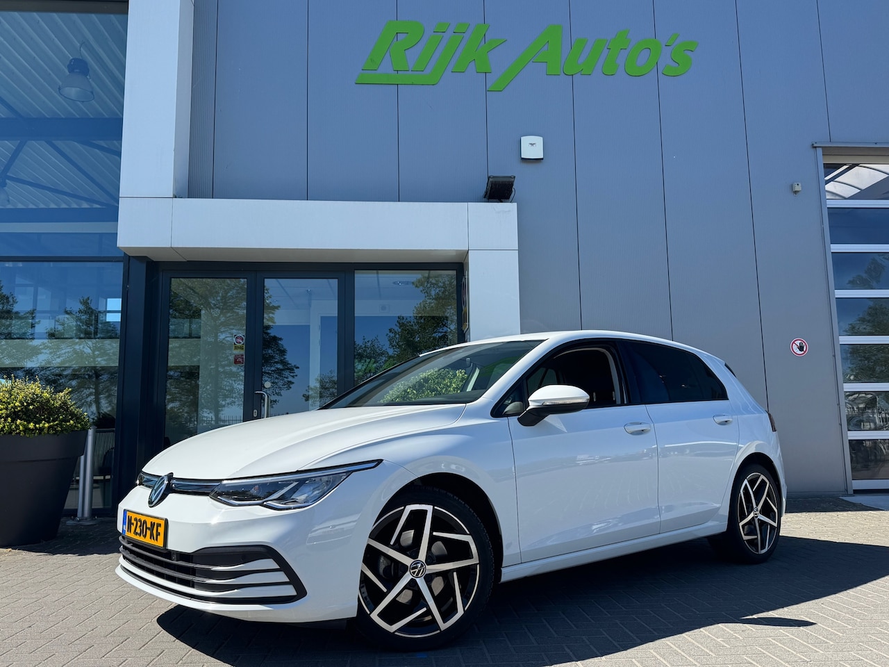 Volkswagen Golf - 1.0 eTSI Life * Carplay * Stoel + Stuurverwarming * Lane Assist - AutoWereld.nl