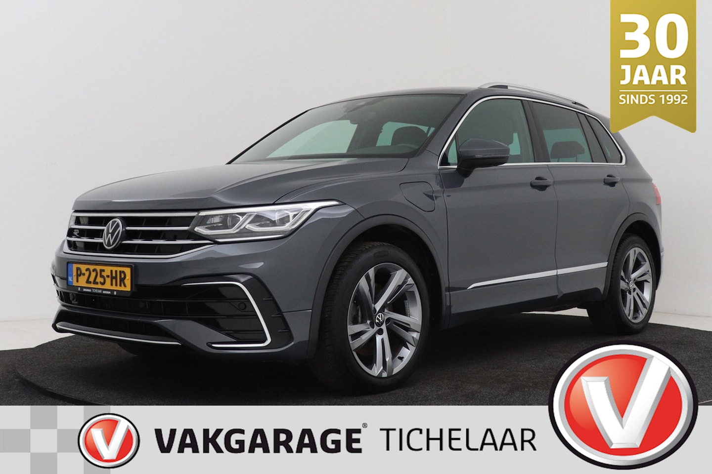 Volkswagen Tiguan - 1.4 TSI eHybrid R-Line Business+ PHEV | Org NL | CarPlay | Digital Cockpit | PDC | Keyless - AutoWereld.nl