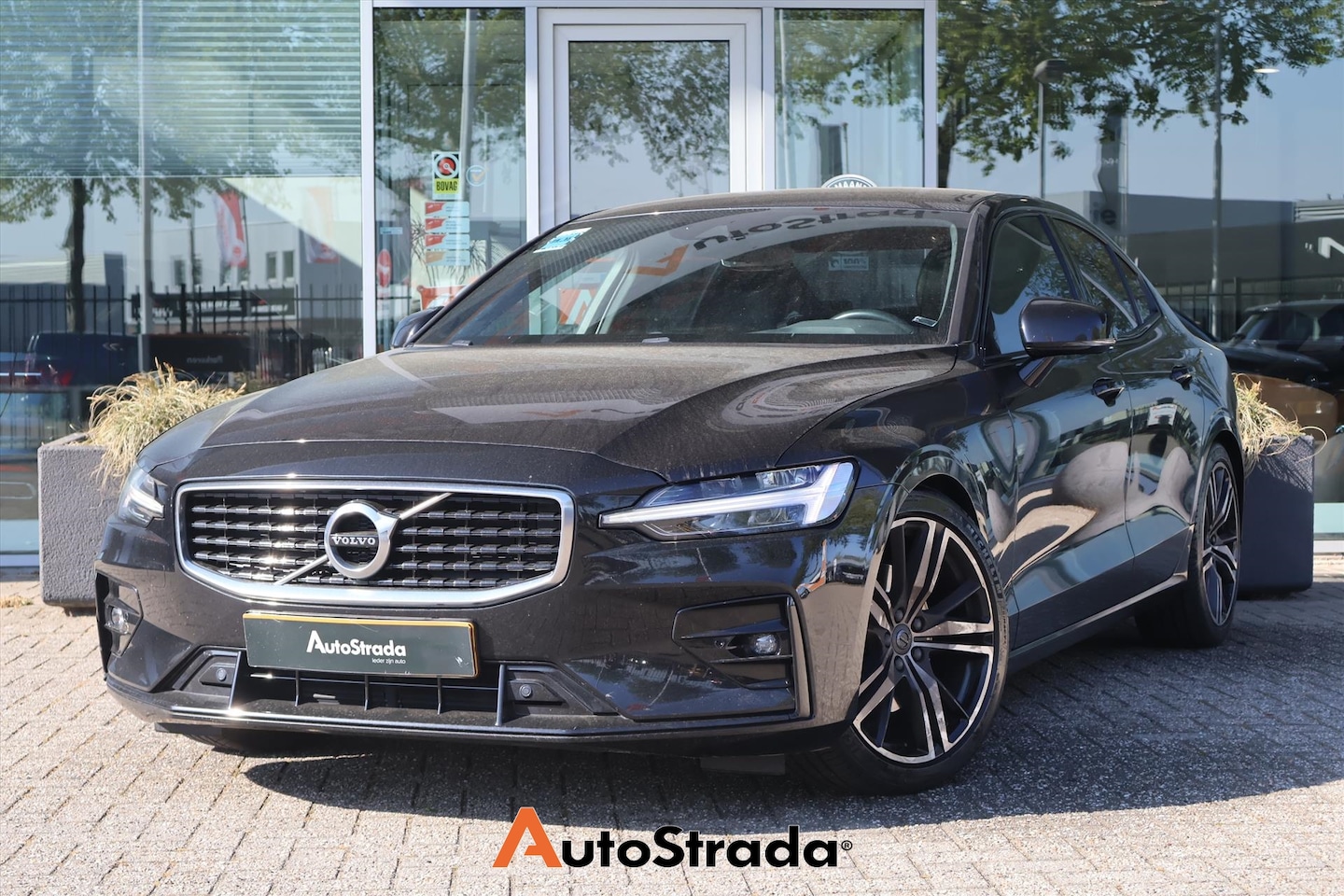 Volvo S60 - T4 R-Design 190pk | ACC | Camera | Dodehoek | Climate | Navigatie | Carplay | Virtual | LE - AutoWereld.nl