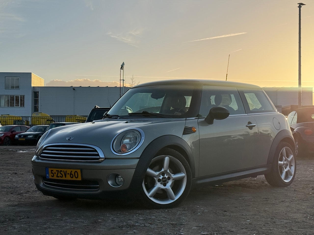 MINI Cooper - Mini 1.6 AUTOMAAT/ LAAG KM - AutoWereld.nl