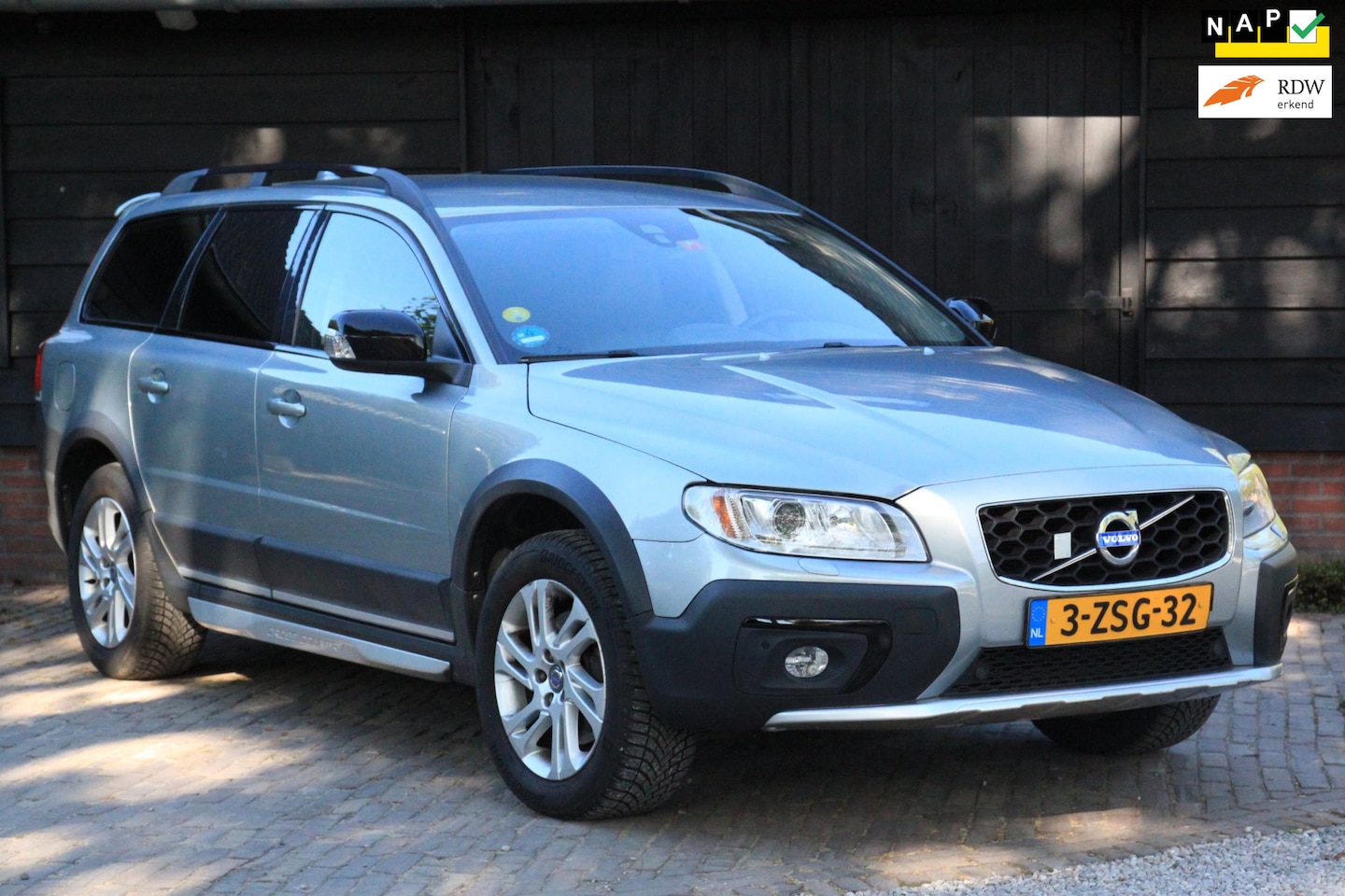 Volvo XC70 - 2.0 D4 FWD Nordic+ Xenon/Leer/Parkeersensor v,a/Spoiler pakket/Trekhaak - AutoWereld.nl