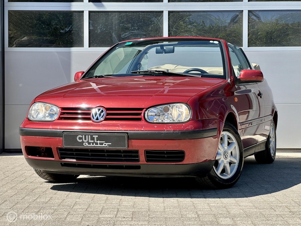 Volkswagen Golf Cabriolet - 1.6 | Leder | Nw. kap & distributie - AutoWereld.nl