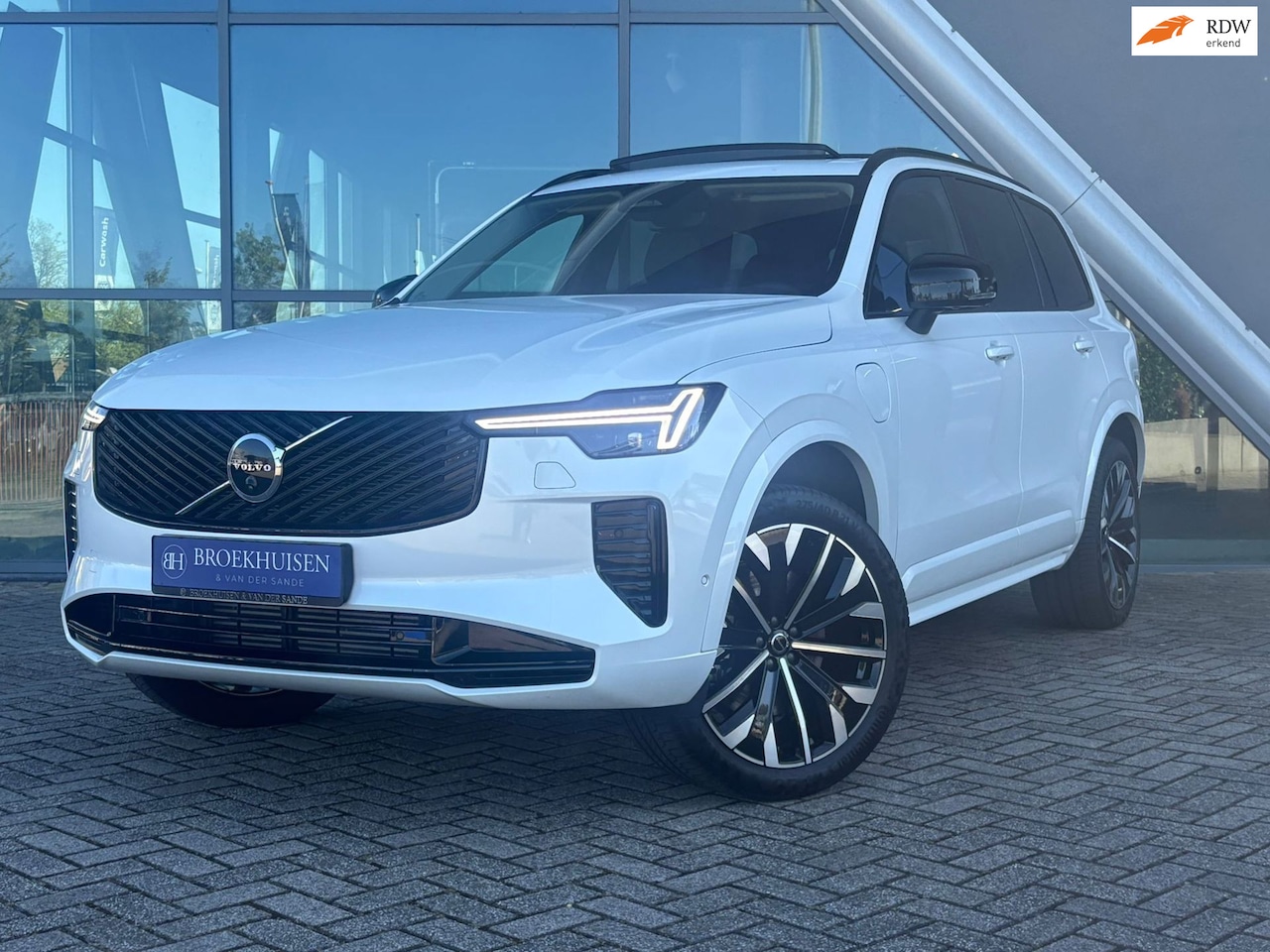 Volvo XC90 - 2.0 T8 Plug-in hybrid AWD Plus Bright 455pk Panoramadak / 360 Camera / Stoel-Stuur Verwarm - AutoWereld.nl