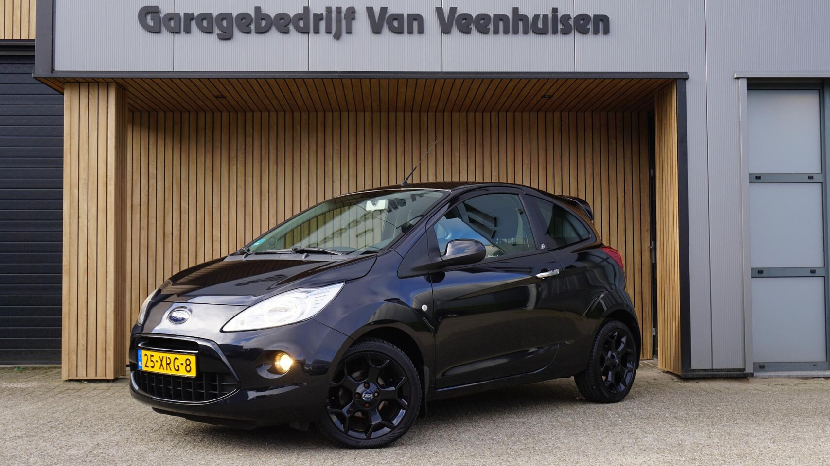 Ford Ka - 1.2 69pk Metal Individual *Black Edition* Airco 16inch LM *Achterspoiler* *NL auto* Keurig - AutoWereld.nl
