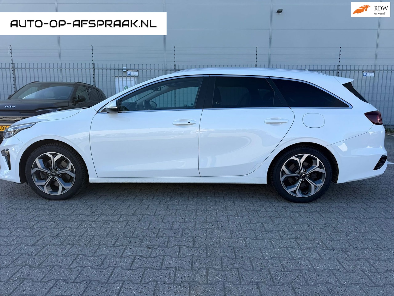 Kia Cee'd Sportswagon - Ceed 1.6 CRDi Pano Automaat Leer Camera Navi Clima Cruise - AutoWereld.nl