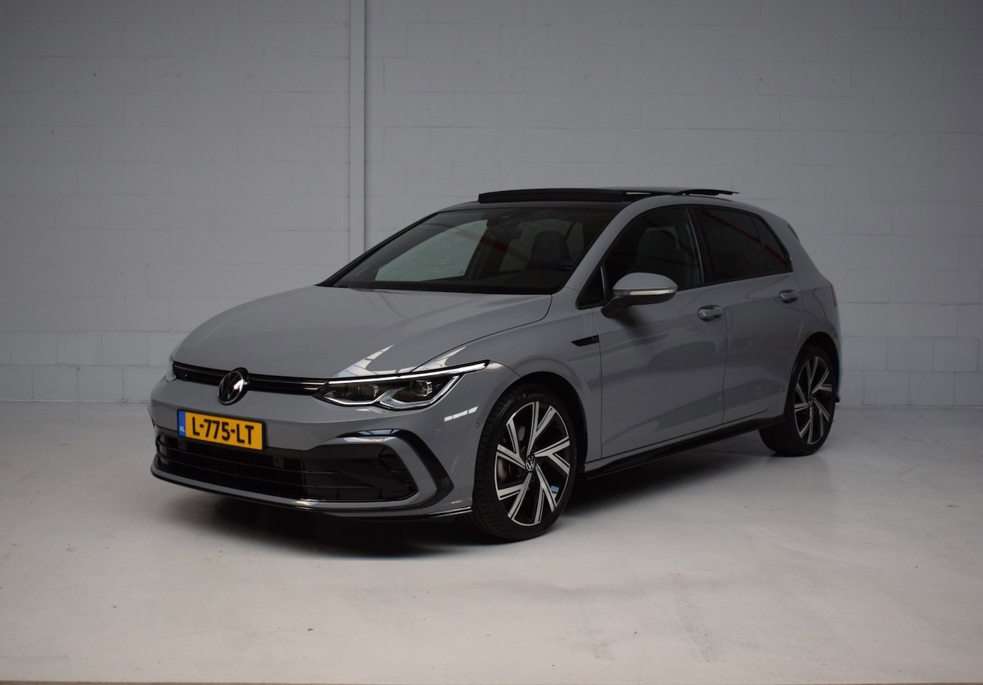 Volkswagen Golf - 1.5 eTSI 150PK R-Line PANORAMADAK / HARMAN-KARDON / CAMERA / SFEERVERLICHTING / TREKHAAK / - AutoWereld.nl