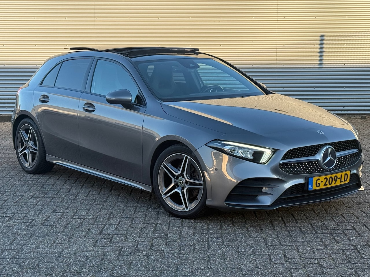 Mercedes-Benz A-klasse - 200 / AMG / PANO / Xenon LED / Sfeer verlicht. / Burmester Sound / Inruil Mog. - AutoWereld.nl