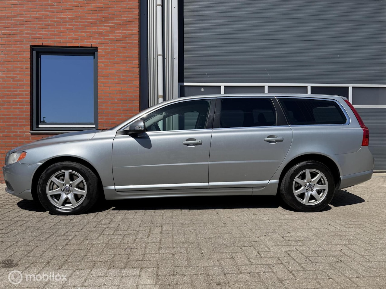 Volvo V70 - 2.5T Momentum 231pk - dealer onderh. - orig. NL - AutoWereld.nl