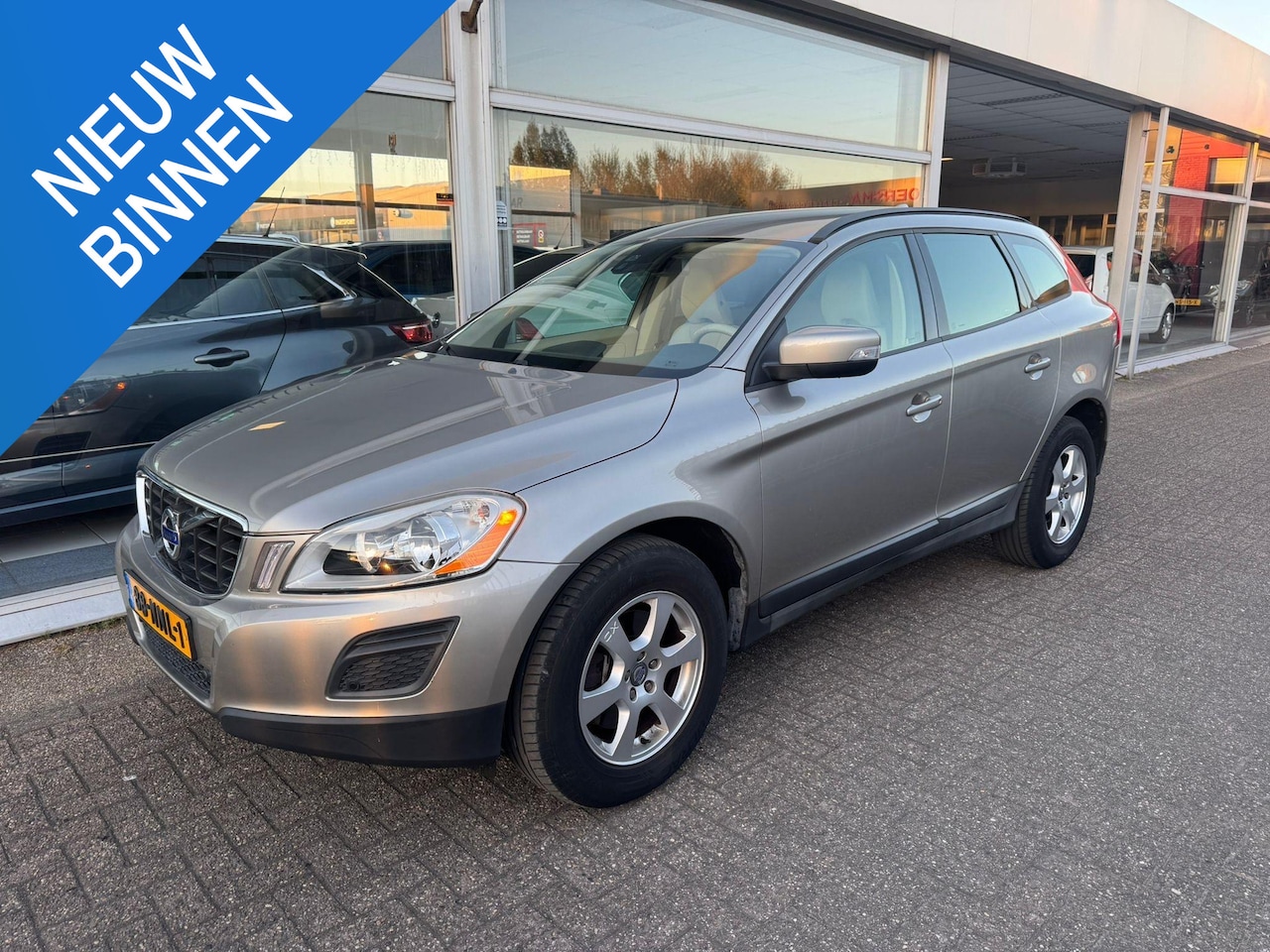Volvo XC60 - 2.0T Kinetic | 2e eigenaar | Automaat | Achteruitrijcamera | Airco | Navigatie | Trekhaak - AutoWereld.nl