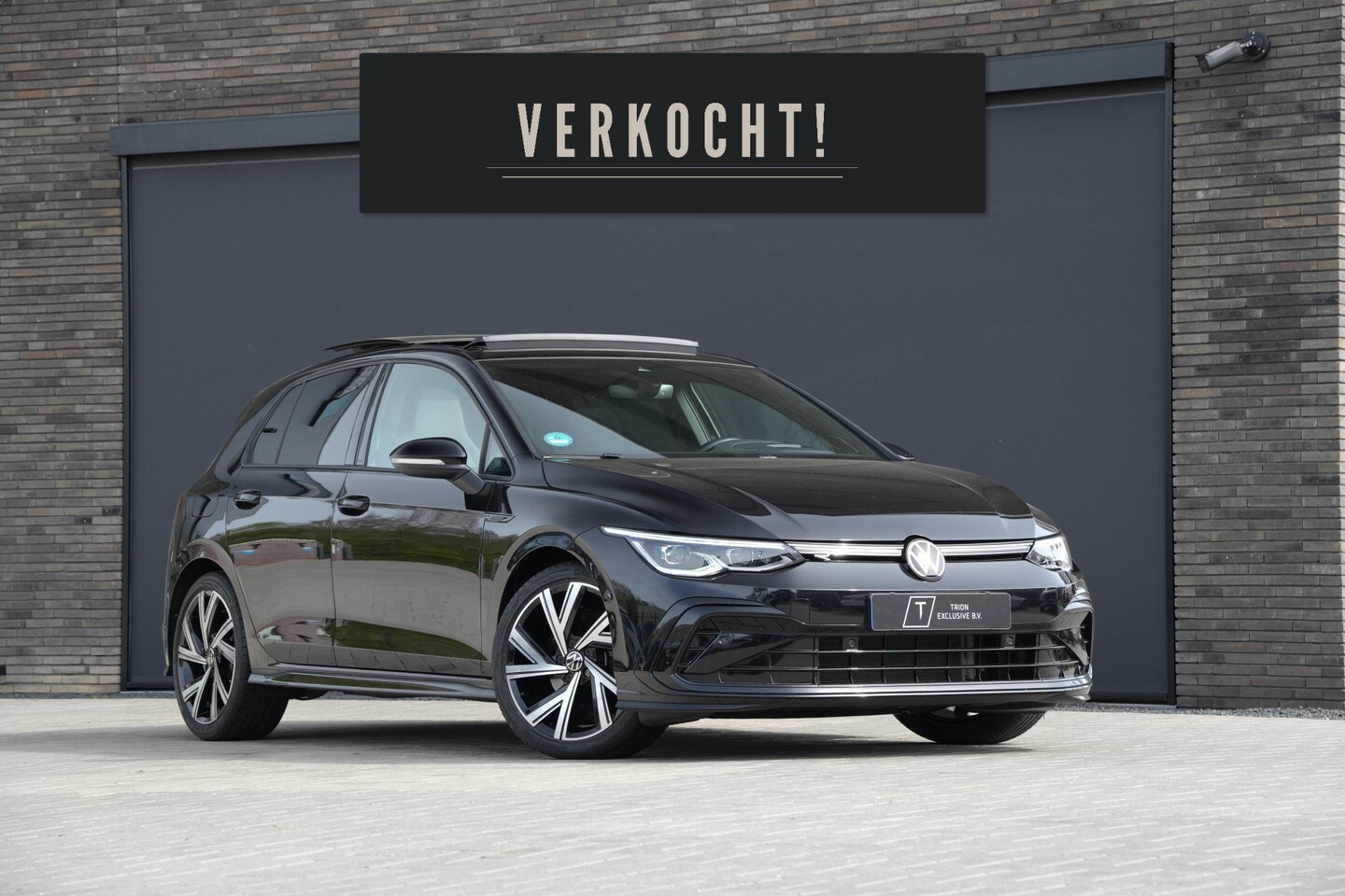 Volkswagen Golf - 1.5 eTSI R-Line | Pano | Stoel/Stuurverwarming | ACC | Camera | Keyless | HUD | Rijklaar - AutoWereld.nl
