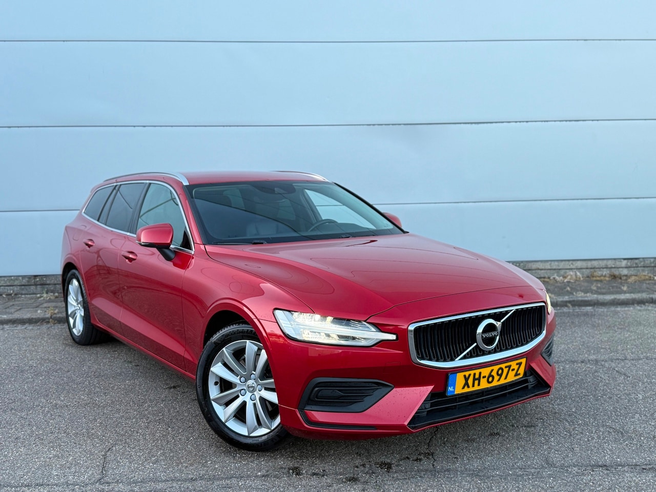 Volvo V60 - 2.0 D3 Momentum (bj 2019) AUTOMAAT|XENON|LEER|STUURVERWARMING - AutoWereld.nl